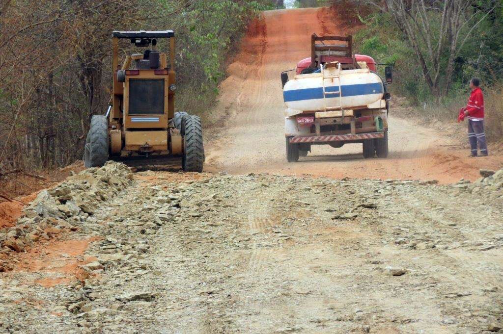 Paulo Guedes consegue recursos para recuperação de rodovias no Norte de Minas