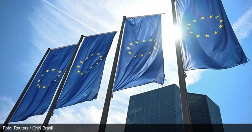 Bandeiras da União Europeia em frente à sede do BCE em Frankfurt