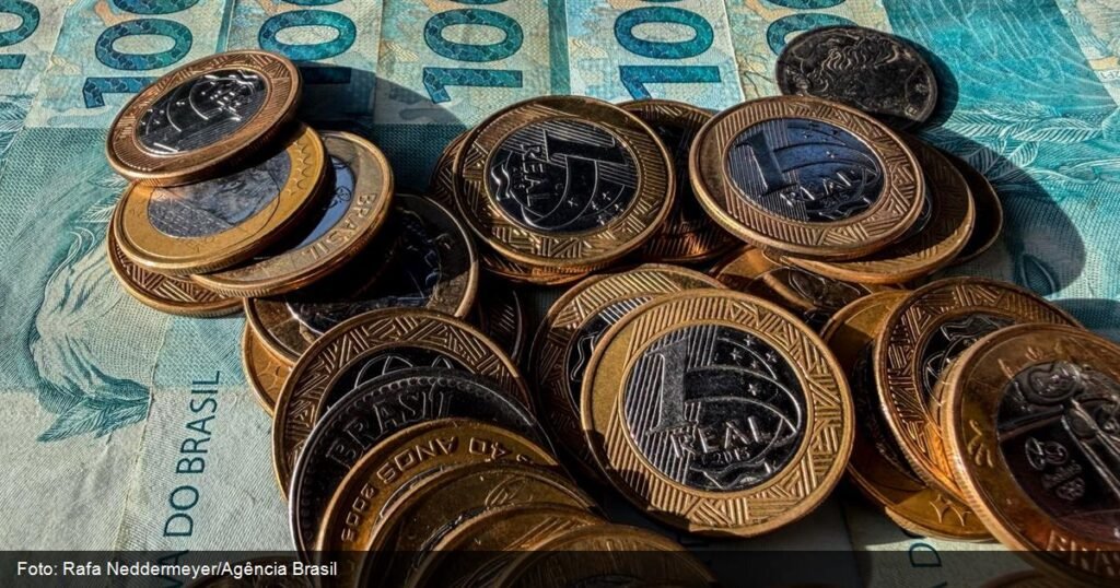 Notas de real brasileiro, ilustrando Boletim Focus e projecoes de inflacao
