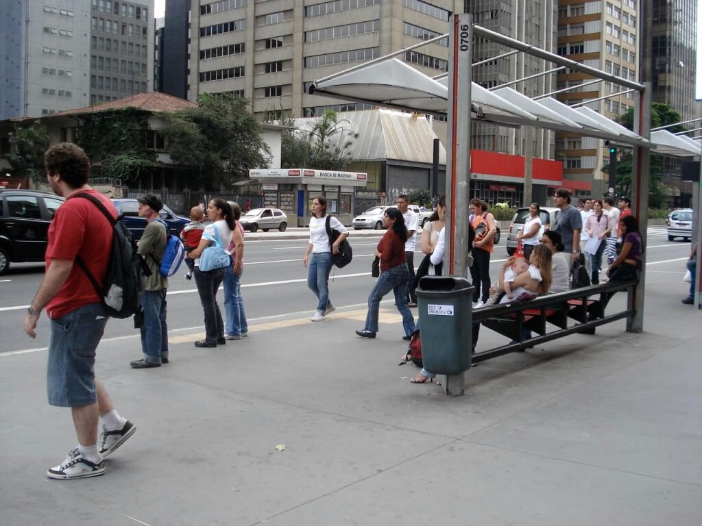 Ponto de onibus na Avenida Paulista, em Sao Paulo