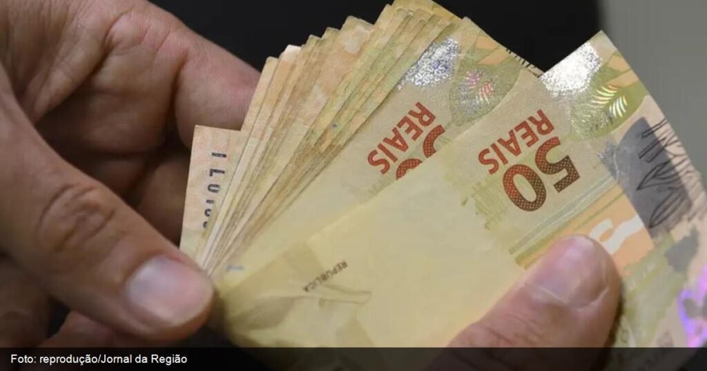 Dinheiro em reais, ilustrando repasse de tributos aos municipios fluminenses