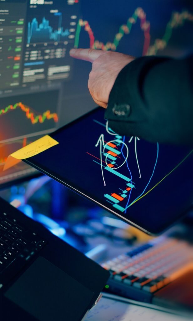 Investidor analisa graficos de mercado financeiro