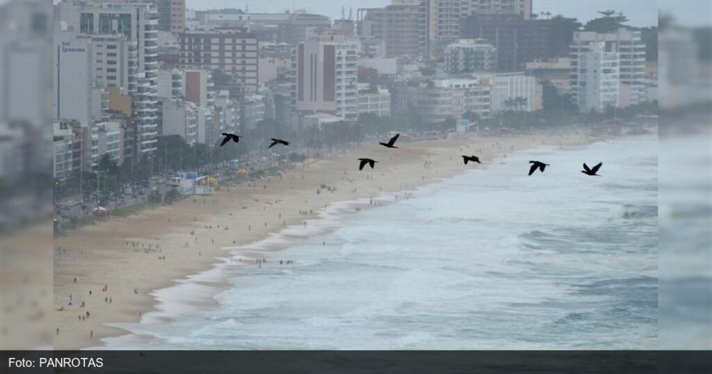 Praia do Rio de Janeiro no inverno, ilustrando impacto do turismo na economia fluminense