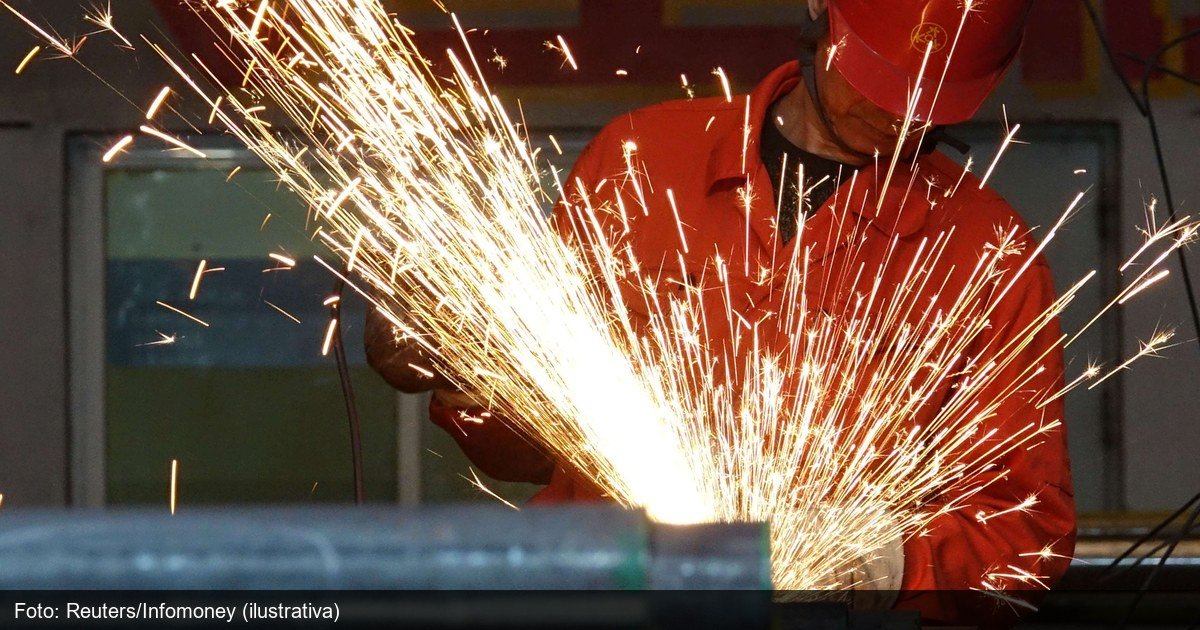 Operario trabalha em fabrica na China durante periodo de contracao industrial