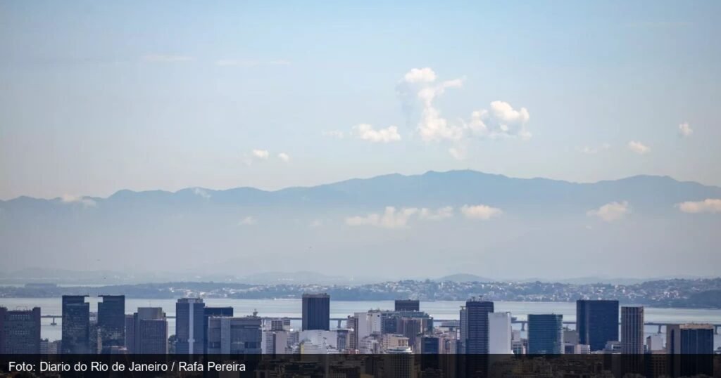 Vista da orla e predios comerciais do Rio de Janeiro representando atividade economica do estado