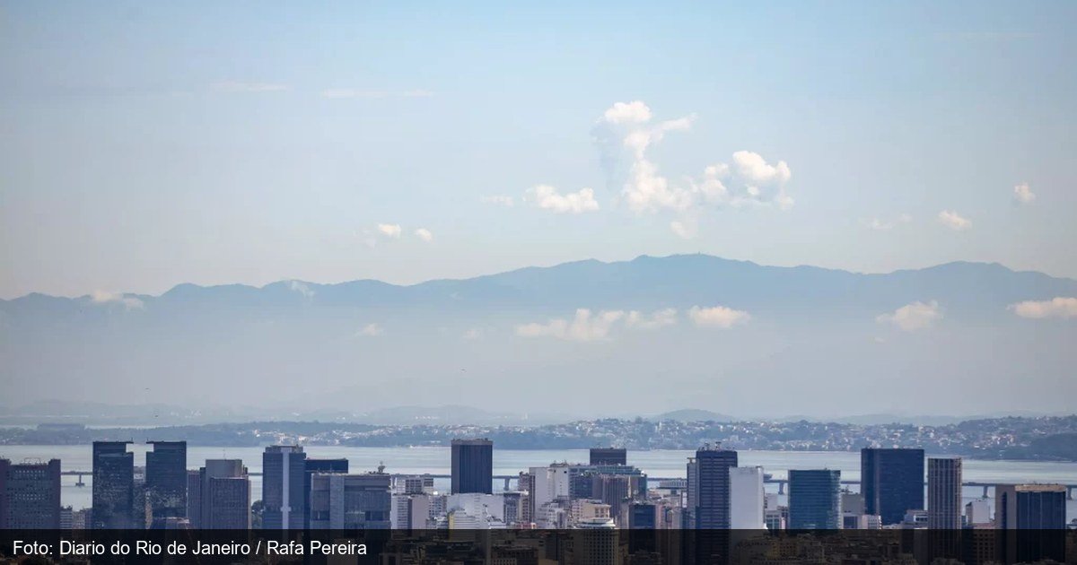 Vista da orla e predios comerciais do Rio de Janeiro representando atividade economica do estado